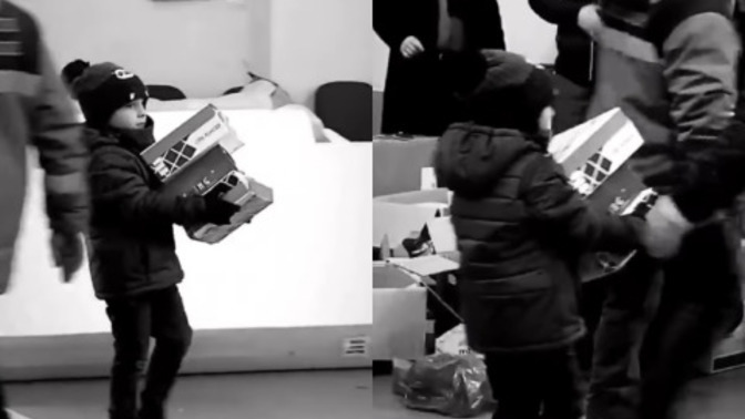 Deprem bölgesine yardım edebilmek için minicik yüreğiyle çabalayan çocuk! Düzelmemiz ne kadar vakit alır?