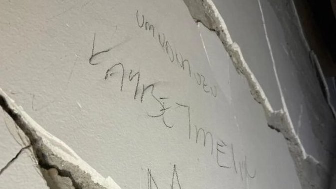 Depremden 64 saat sonra kurtulan genç duvara "Umudunuzu kaybetmeyin" yazmış. Siz umudunuzu kaybettiniz mi?