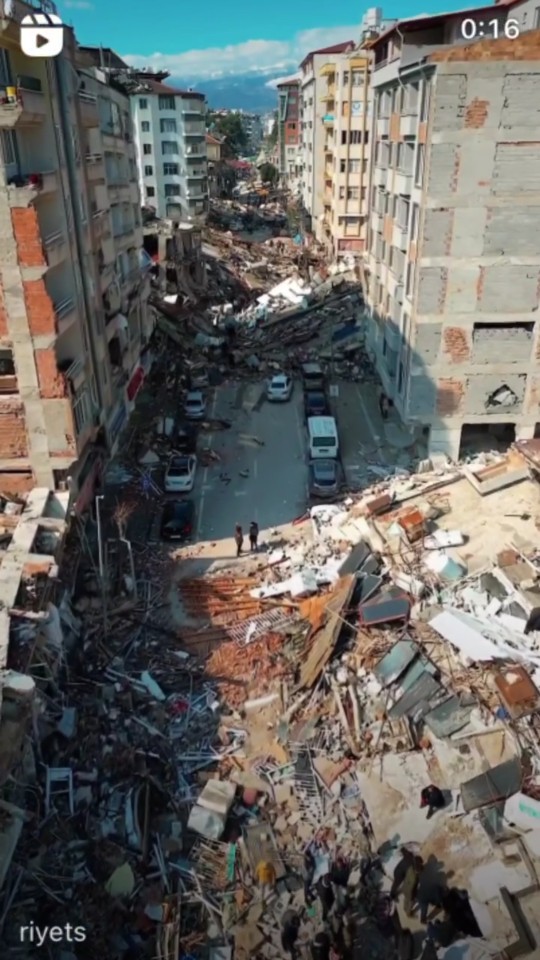 Enkaz altındakiler sizce şu an yaşıyor mu?