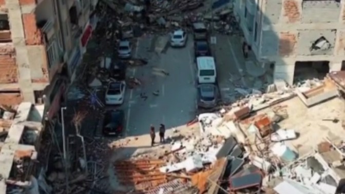 Enkaz altındakiler sizce şu an yaşıyor mu?