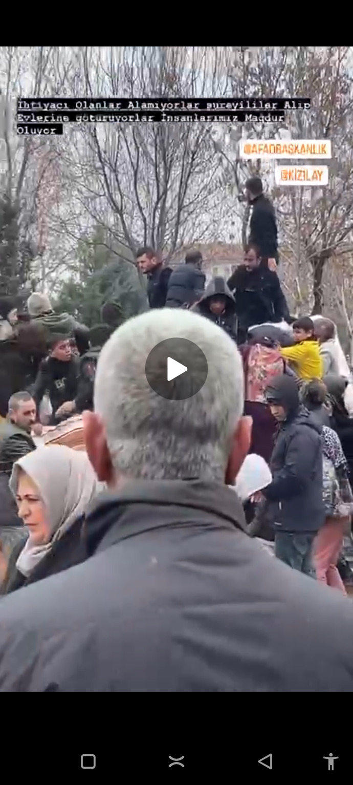 Diyarbakırda Suriyelilerin gönderilen erzakları gereğinden fazla alması sosyal medyaya gündem oldu, ne düşünüyorsunuz?