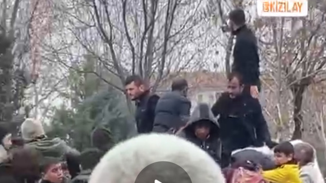 Diyarbakır'da Suriyelilerin gönderilen erzakları gereğinden fazla alması sosyal medyaya gündem oldu, ne düşünüyorsunuz?