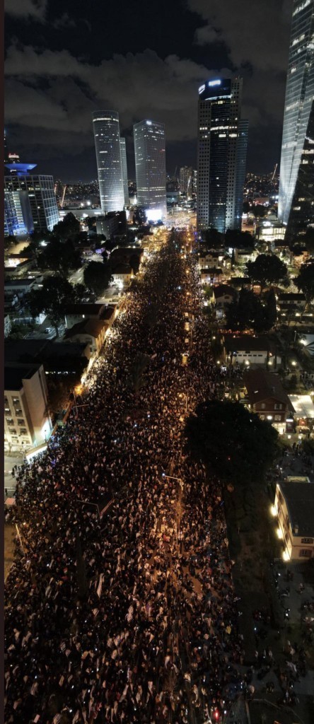 İsrailde 800.000 kişi sokakta. Nüfus 10 milyon. Saygı duyulası... Öyle değil mi🇮🇱 ?