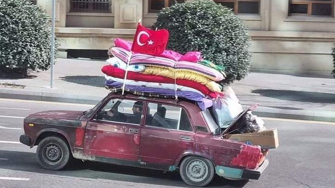 Bakü'de iki göz evinde ne varsa arabasına yükleyip, Türkiye’deki depremzedelere gönderen Server Beşirli sizi de ağlattı mı 🇦🇿 ?