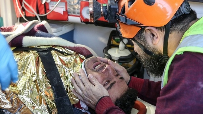 Kurtarma ekiplerinin beden gücü yanında depremzedelere gösterdiği şefkat dikkatlerinizi çekti mi?