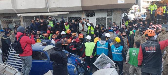 Hatayda depremden 102 saat sonra aynı enkazdan 6 kişi sağ olarak kurtarıldı! Umutla dolanlar burada mı?
