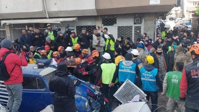 Hatay'da depremden 102 saat sonra aynı enkazdan 6 kişi sağ olarak kurtarıldı! Umutla dolanlar burada mı?