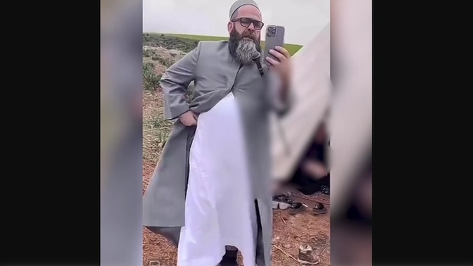 "Allah benden razı olsun" diyerek çadırdakilere para verdi, TikTok'ta canlı yayınladı! Böyle yardım mı olur?
