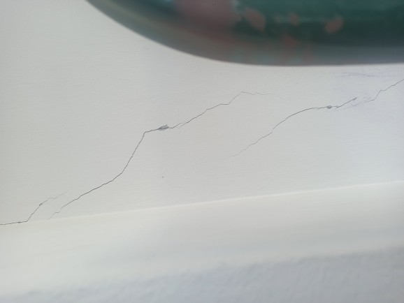 Bu duvarda ki çatlaklar çok önemli mi sadece iç balkon duvarında salonda ve giriş holde var?