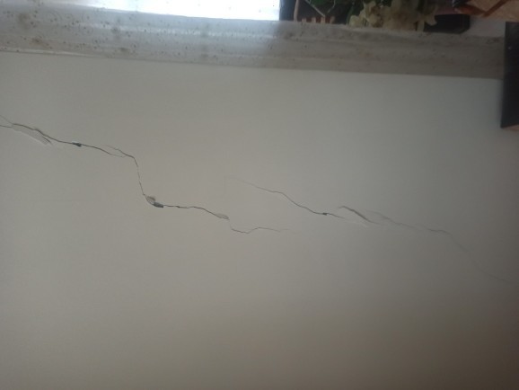Bu duvarda ki çatlaklar çok önemli mi sadece iç balkon duvarında salonda ve giriş holde var?