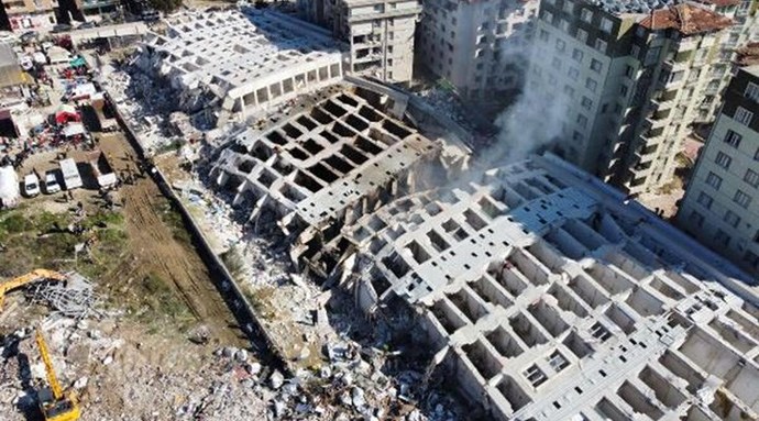 Binaları yıkılan müteahhidlere yurt dışı çıkış yasağı gelmeli mi?