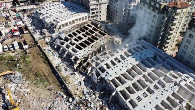 Binaları yıkılan müteahhidlere yurt dışı çıkış yasağı gelmeli mi?