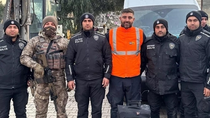 Hatay'da enkazda 4 milyon dolar bulan belediye çalışanı, parayı polise teslim etti. İyi insanları görmek size de umut oluyor mu?