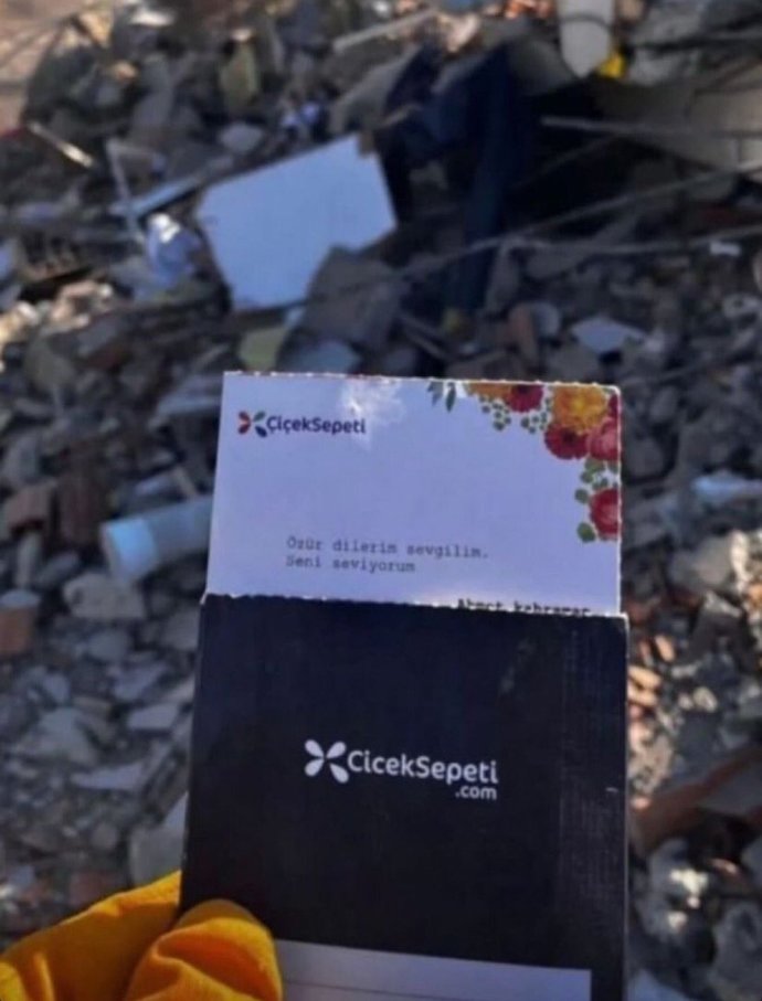 Enkazdan özür dilerim sevgilim, seni seviyorum notu çıktı. Kalp kırmak için hayat çok kısa değil mi?