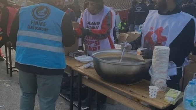 Depremde sağ ve sol örgütlerin yan yana depremzedelere yardım etmesi hakkında ne düşünüyorsunuz?