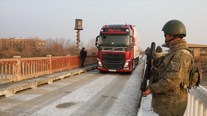 Ermenistan sınır kapısı 35 yıl sonra depremlerden etkilenen illere yardım ulaştırmak için açıldı! Dayanışma yaşatır mı?