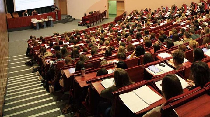 Üniversiteler yaza kadar uzaktan eğitime geçti. Konu hakkında ne düşünüyorsun?