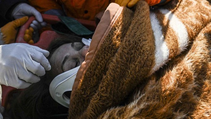 Hatayda depremin 150. saatinde 64 yaşındaki Müzeyyen ablamız enkazdan sağ çıkarıldı