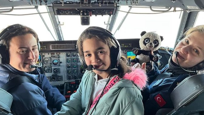 Uçaklarla tahliye edilen depremzede çocuklara moral veren pilotlarımız, sizin de içiniz biraz olsun ısındı mı?