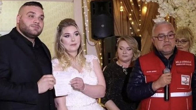 Manisa'da evlenen çift düğünde takılan tüm takıları depremzedelere bağışlamış. Kendilerine ne demek istersiniz?
