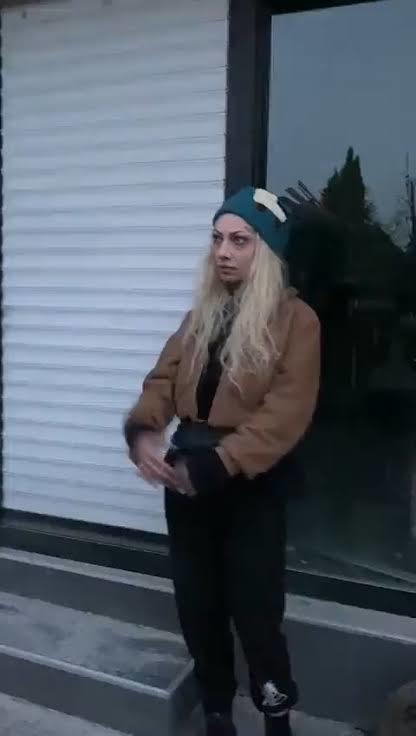 Deprem bölgesinde parfüm çaldığı için kadına dayak atılması normal mi?