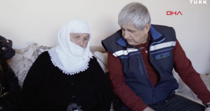 Düvesini satarak 13 bin TL gelirini depremzedelere gönderen 70 yaşındaki Sarıgül Kaçan, hediye edilen düveyi de bağışladı. İnsanlık budur dediniz mi?