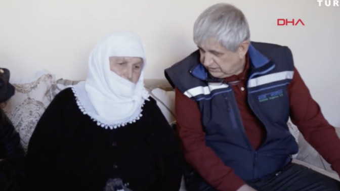Düvesini satarak 13 bin TL gelirini depremzedelere gönderen 70 yaşındaki Sarıgül Kaçan, hediye edilen düveyi de bağışladı. İnsanlık budur dediniz mi?