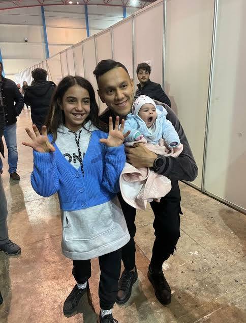 Josef de Souza, depremde ailesini kaybetmiş 1 kız çocuğunu evlat edineceğini açıkladı. Hep birlikte helal olsun diyelim mi?