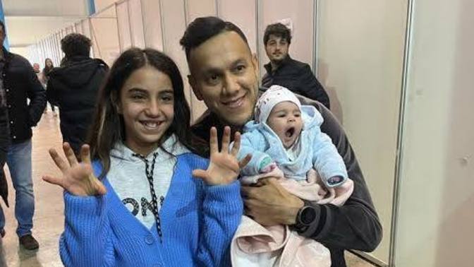 Josef de Souza, depremde ailesini kaybetmiş 1 kız çocuğunu evlat edineceğini açıkladı. Hep birlikte helal olsun diyelim mi?