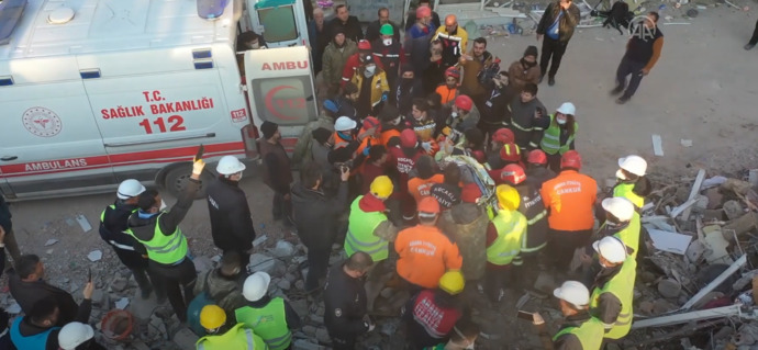 Depremin 182. saati ama güzel haberler geliyor, 12 yaşındaki çocuk kurtarıldı! Bu kadar saat nasıl dayanıyorlar?