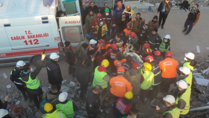 Depremin 182. saati ama güzel haberler geliyor, 12 yaşındaki çocuk kurtarıldı! Bu kadar saat nasıl dayanıyorlar?