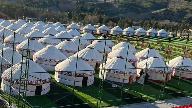 Kırgızistan içinde soba ve el yapımı musluklar bulunan otağlar gönderiyor. Yardımlarla toparlanmamız kolay olacak mı?
