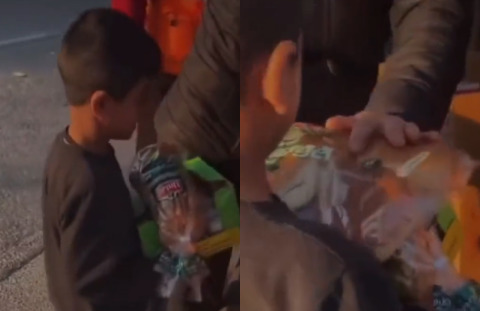 İhtiyacından fazlasını almayan, Ekmeğe ihtiyacımız yok diyen depremzede çocuk! Yüreğinden öpmek ister misiniz?
