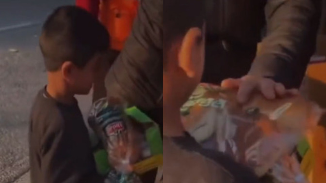 İhtiyacından fazlasını almayan, "Ekmeğe ihtiyacımız yok" diyen depremzede çocuk! Yüreğinden öpmek ister misiniz?