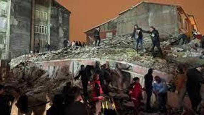 Okul müdürü akrabaları enkazda olan öğretmeni işten çıkardı. Destek olması gerekirken sizce bu yaklaşım normal mi?