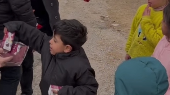 Arkadaşı için aldığı meyve suyunu, o istemediği için geri verdi! Çocuklardan öğreneceğimiz çok şey yok mu sizce?