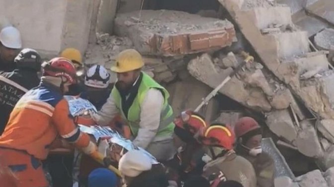 Depremin 201. saatinde Hatay’da 26 yaşındaki Mine Akgül enkazdan sağ olarak kurtarıldı. Umudumuzu kaybetmeyelim değil mi?