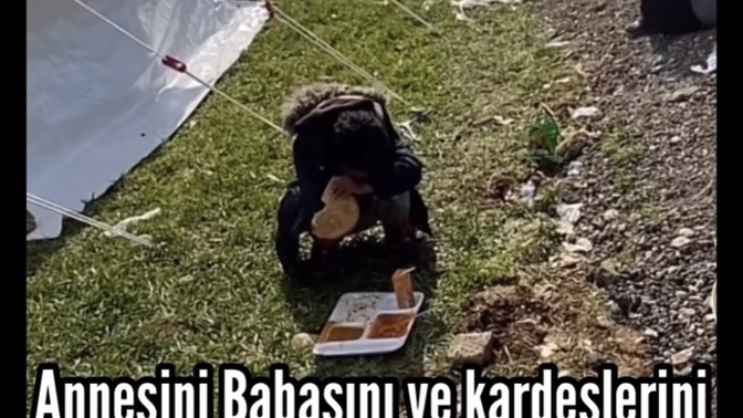 Anne baba ve kardeşlerini depremde kaybeden çocuk ağlamaktan yemek yiyemiyor. Bu acının tarifi var mı?