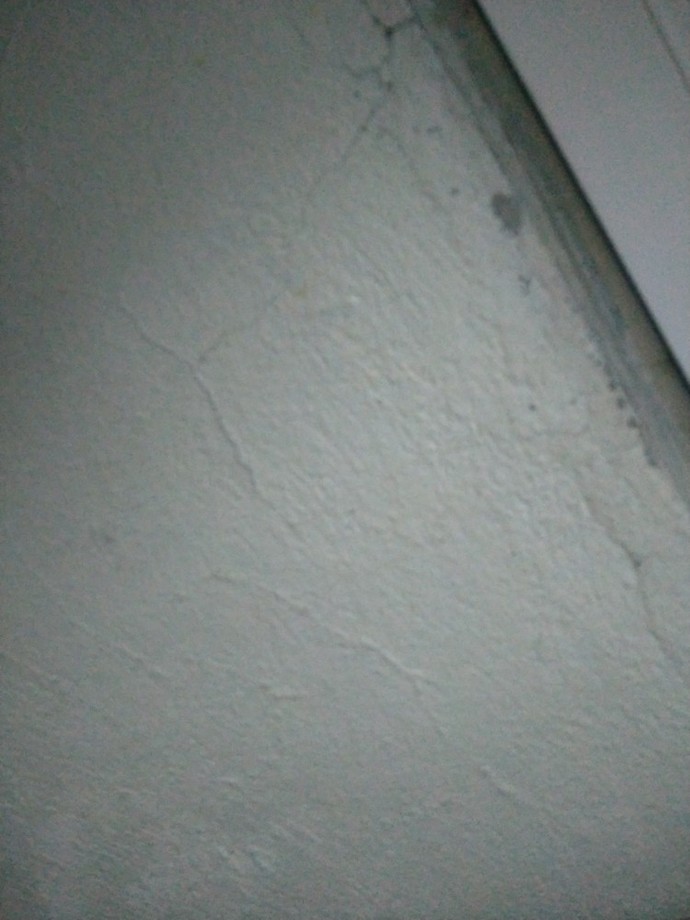 Deprem olduğu için evin duvarlarında böyle çatlaklar var, önemli bir şey mi?