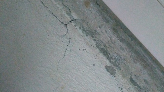 Deprem olduğu için evin duvarlarında böyle çatlaklar var, önemli bir şey mi?