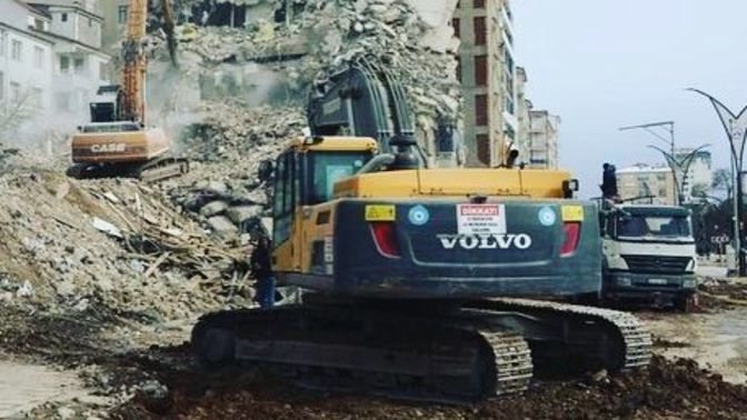 Deprem bölgesi enkazına iş makinesinin erken girmesi ne kadar doğru geliyor?