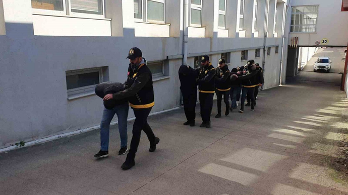 Adanada depremzedelerin eşyalarını çaldığı tespit edilen 7 kişi gözaltına alınmış. İnsanlar nasıl bu kadar vicdansız olabiliyor?