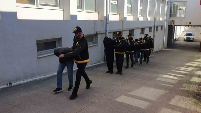 Adana'da depremzedelerin eşyalarını çaldığı tespit edilen 7 kişi gözaltına alınmış. İnsanlar nasıl bu kadar vicdansız olabiliyor?