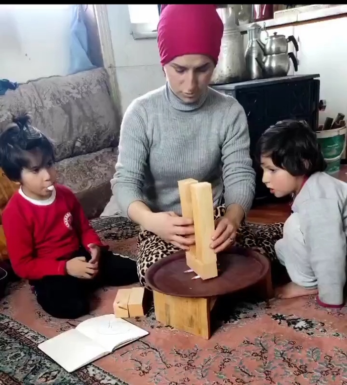 Bir anne yaptığı deprem deneyiyle çocuklarına Japonların kullandığı raylı sistemin önemini gösterdi. Daha iyi anlatılamazdı. Sizce de öyle değil mi?