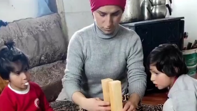 Bir anne yaptığı deprem deneyiyle çocuklarına Japonların kullandığı raylı sistemin önemini gösterdi. Daha iyi anlatılamazdı. Sizce de öyle değil mi?