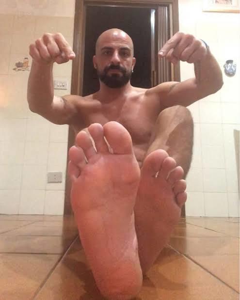 Resimlerdeki ayakları kadar ayakları olan erkekler varmıdır KSde yoksa bu ayaklar abartı mı bu kadar büyük olmaları?