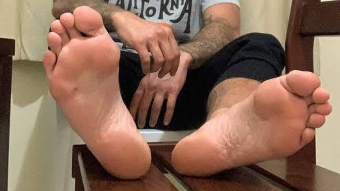 Resimlerdeki ayakları kadar ayakları olan erkekler varmıdır KSde yoksa bu ayaklar abartı mı bu kadar büyük olmaları?