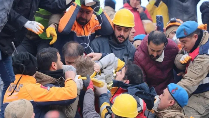 Depremin 228. saatinde bir anne ve 2 çocuğu sağ olarak çıkarıldı! İlk günler daha hızlı olunabilseydi nasıl olurdu :(?