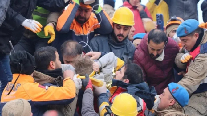 Depremin 228. saatinde bir anne ve 2 çocuğu sağ olarak çıkarıldı! İlk günler daha hızlı olunabilseydi nasıl olurdu :(?