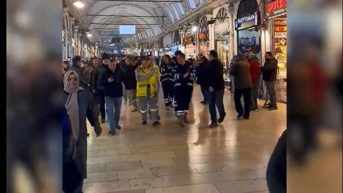 Kapalı Çarşı esnafı Çinli arama kurtarma ekibini alkışlarla karşılamış. Çok anlamlı değil mi 😢🤧?